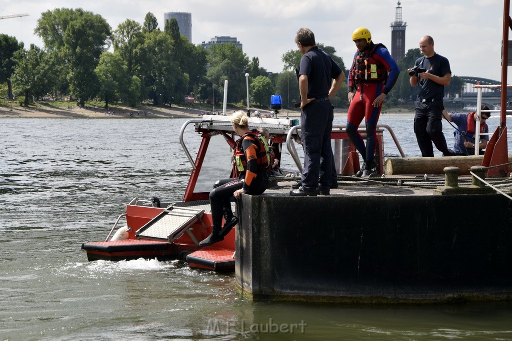 Uebung BF Taucher und Presse Koeln Zoobruecke Rhein P234.JPG - Miklos Laubert